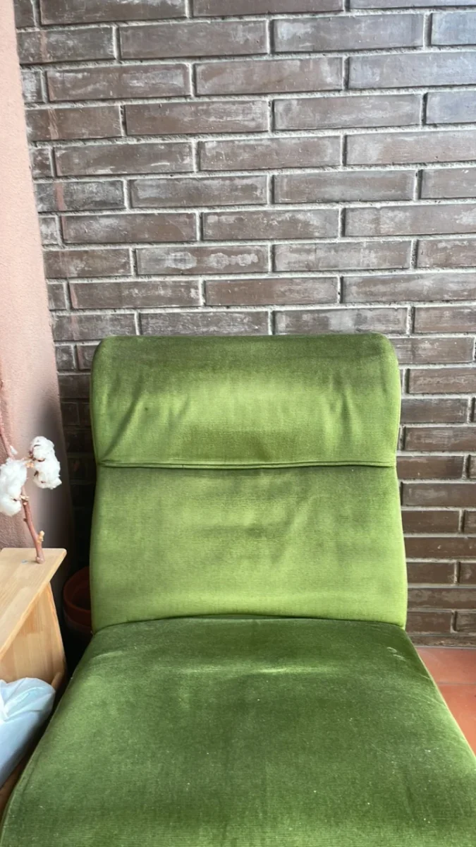 Sillón verde de terciopelo vintage. Foto 2 de 3.