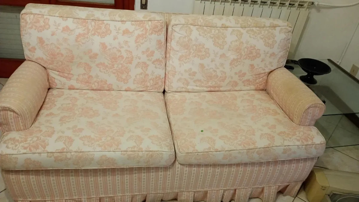 Si regala: Divano 170x80 in stile classico con balza mantovan. A Viareggio. Pubblicato da Simone.