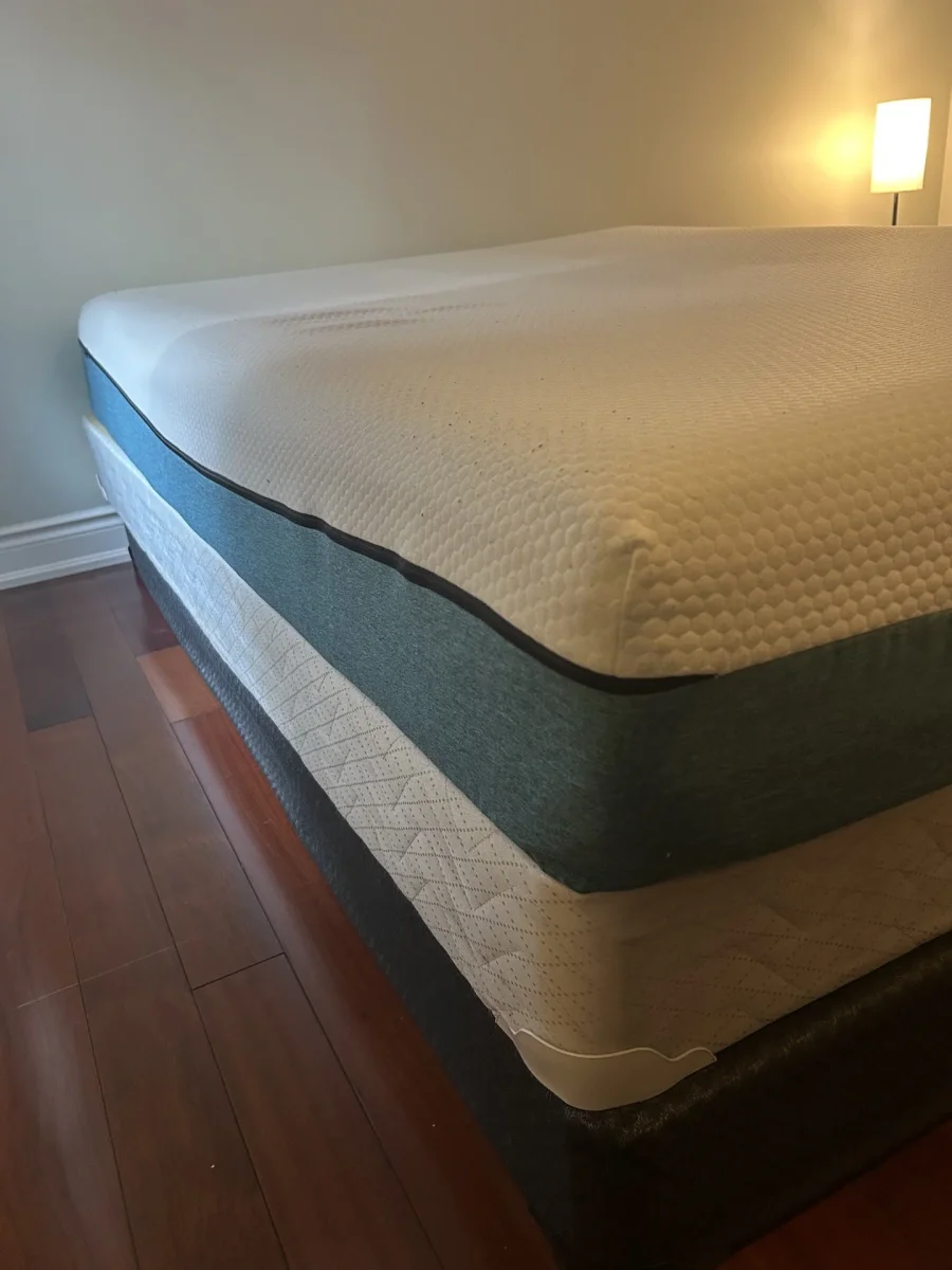Free Queen size Mattress + 2 box. Photo 4 of 5.