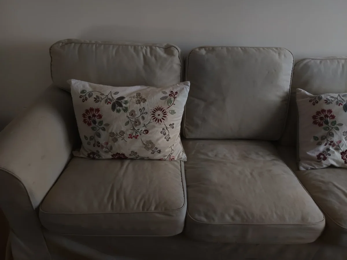 Se regala: sofá de ikea. En Llíria. Publicado por Vicky.