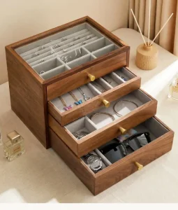 Se busca: Busco alhajero es una caja, estuche o cofre rígidos de madera, cuero, terciopelo o metal. Valencia. En Valencia. Publicado por Kari.