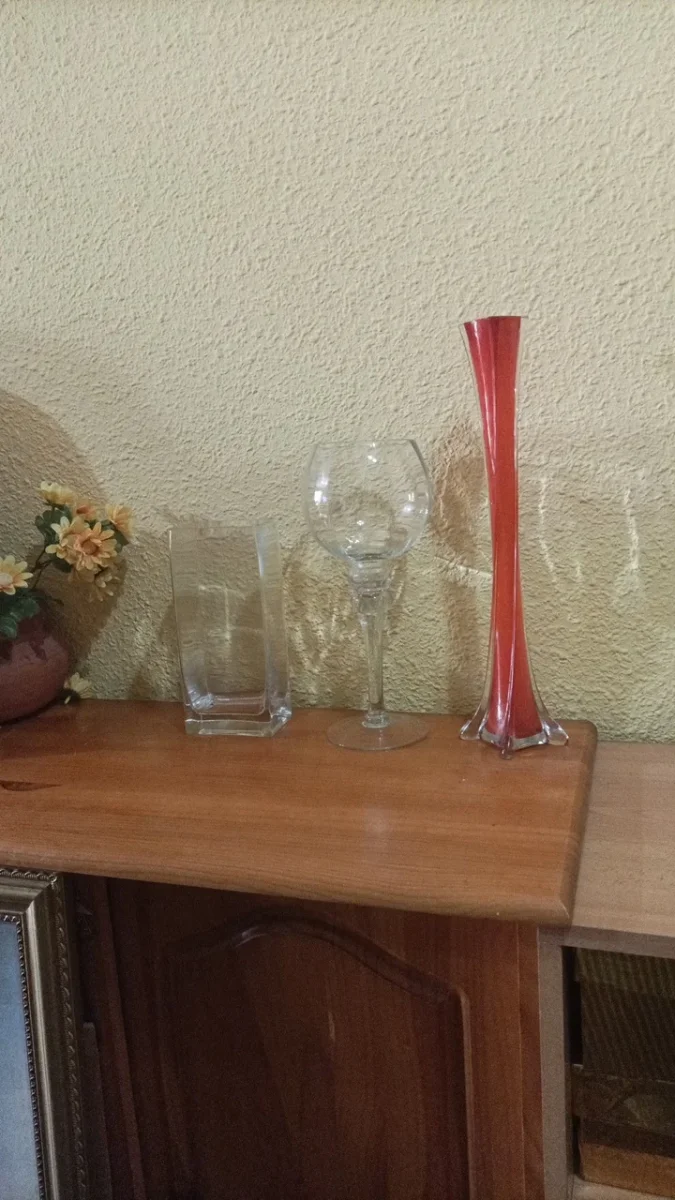 Se regala: floreros y copa cristal. En Mislata. Publicado por Mari.