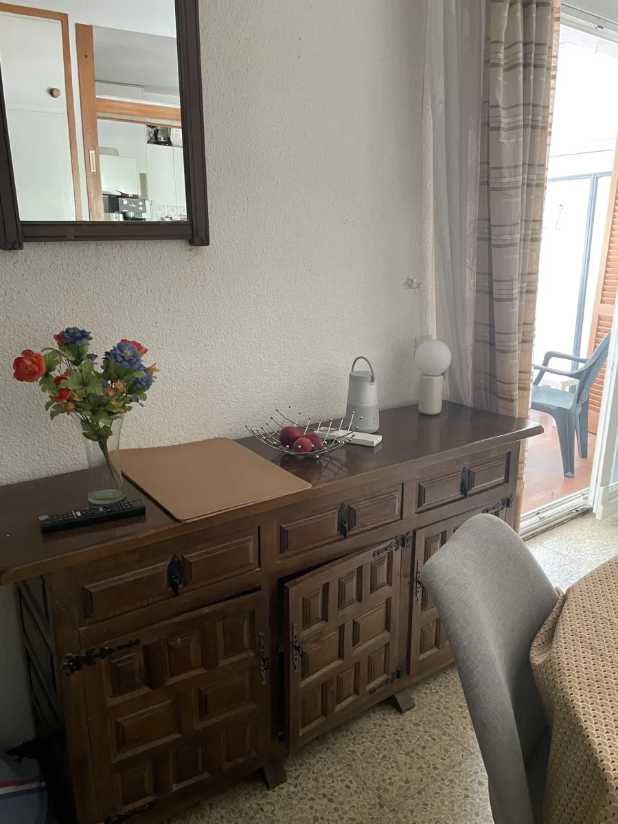 Se regala: Donne buffets et canapé. En Empuriabrava. Publicado por MARMOL.