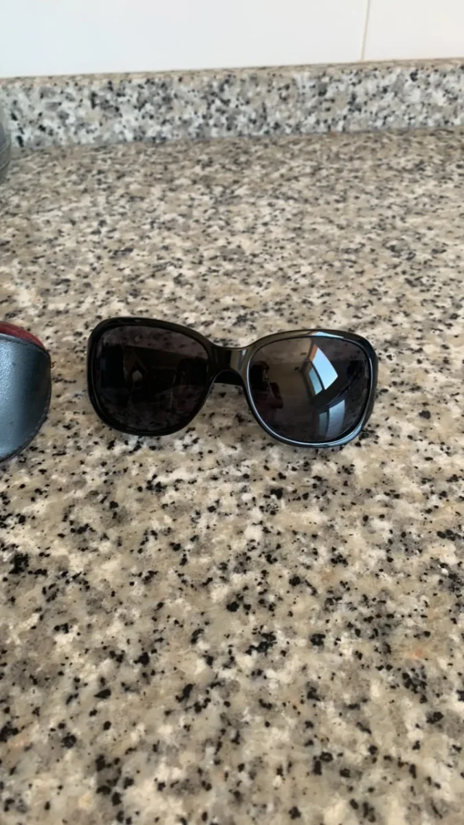 Se regala: gafas de sol mujer y funda. En Alfafar. Publicado por Beatriz.