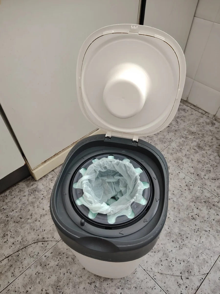 Cambio papelera pañales Tommee Tippee por barrera de cama. Foto 3 de 3.