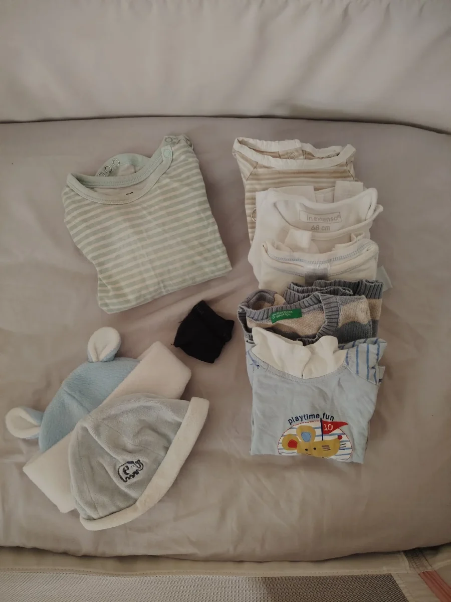 Se regala: Ropa bebé. En Valencia. Publicado por Ester.