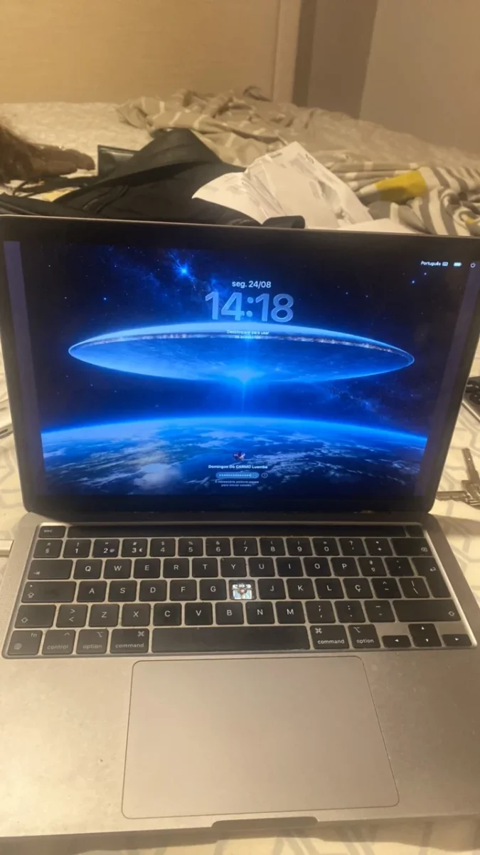 Up for swap: MacBook. In Lisboa. Posted by Domingos.