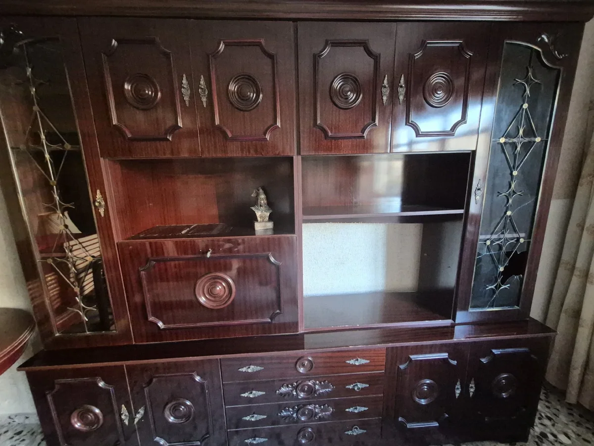 Giving away: Mueble de salón / Boisserie de madera oscura (Gratis). In Caudete. Posted by Loretta.