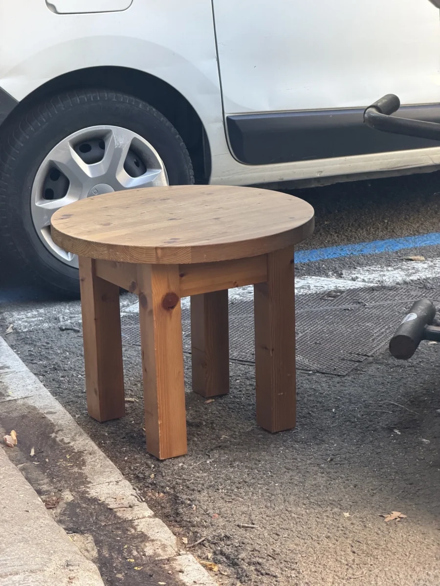 Encontrado: mesita de madera. En Barcelona. Publicado por Carena.