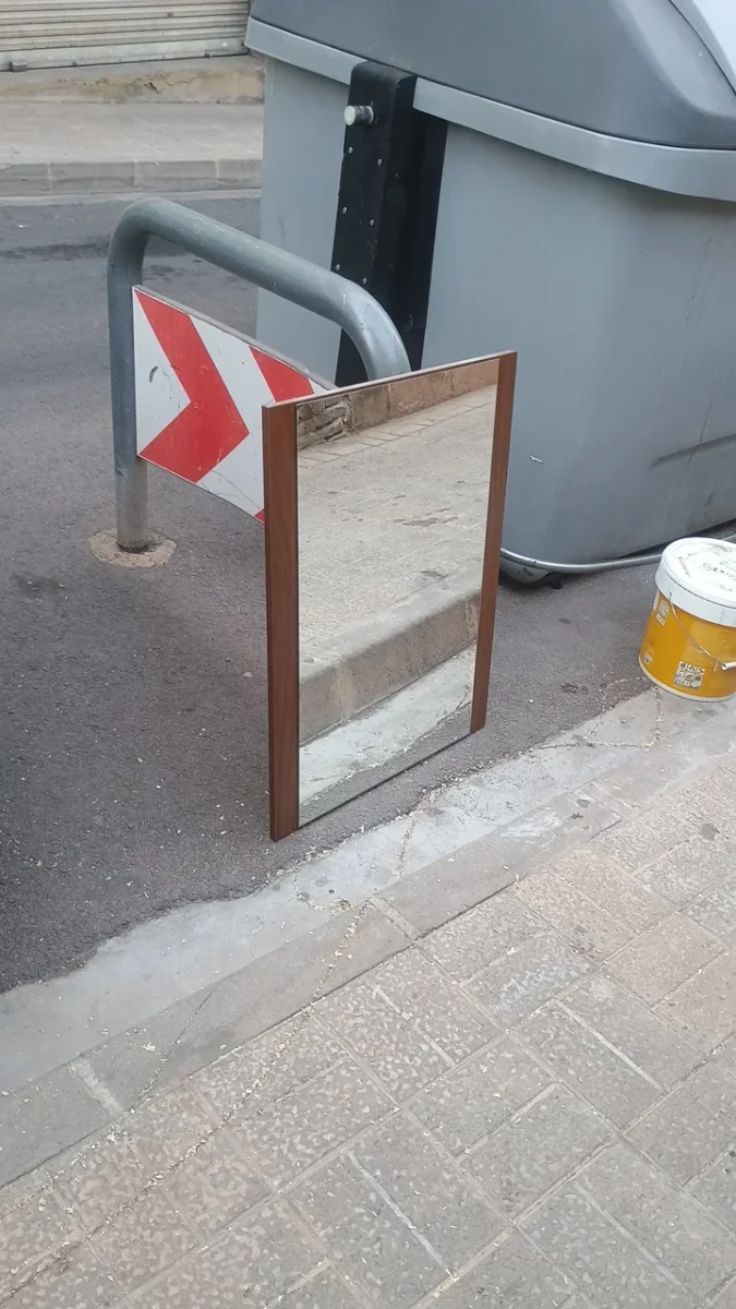 Encontrado: espejo. En València. Publicado por Michael.