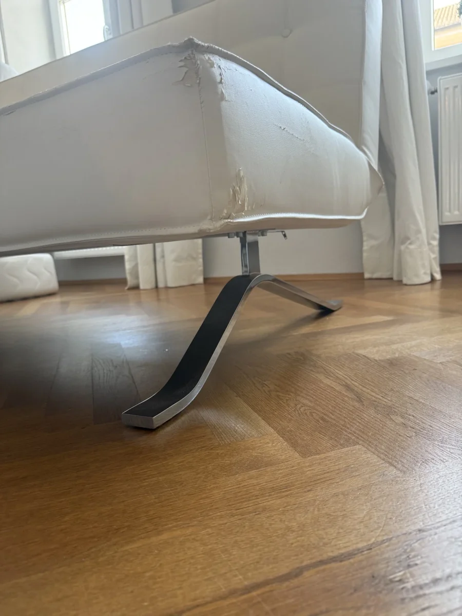 Zu VERSCHENKEN SELBSTABHOLUNG Designer Schlafcouch Weiß Maxvorstadt. Photo 2 of 4.