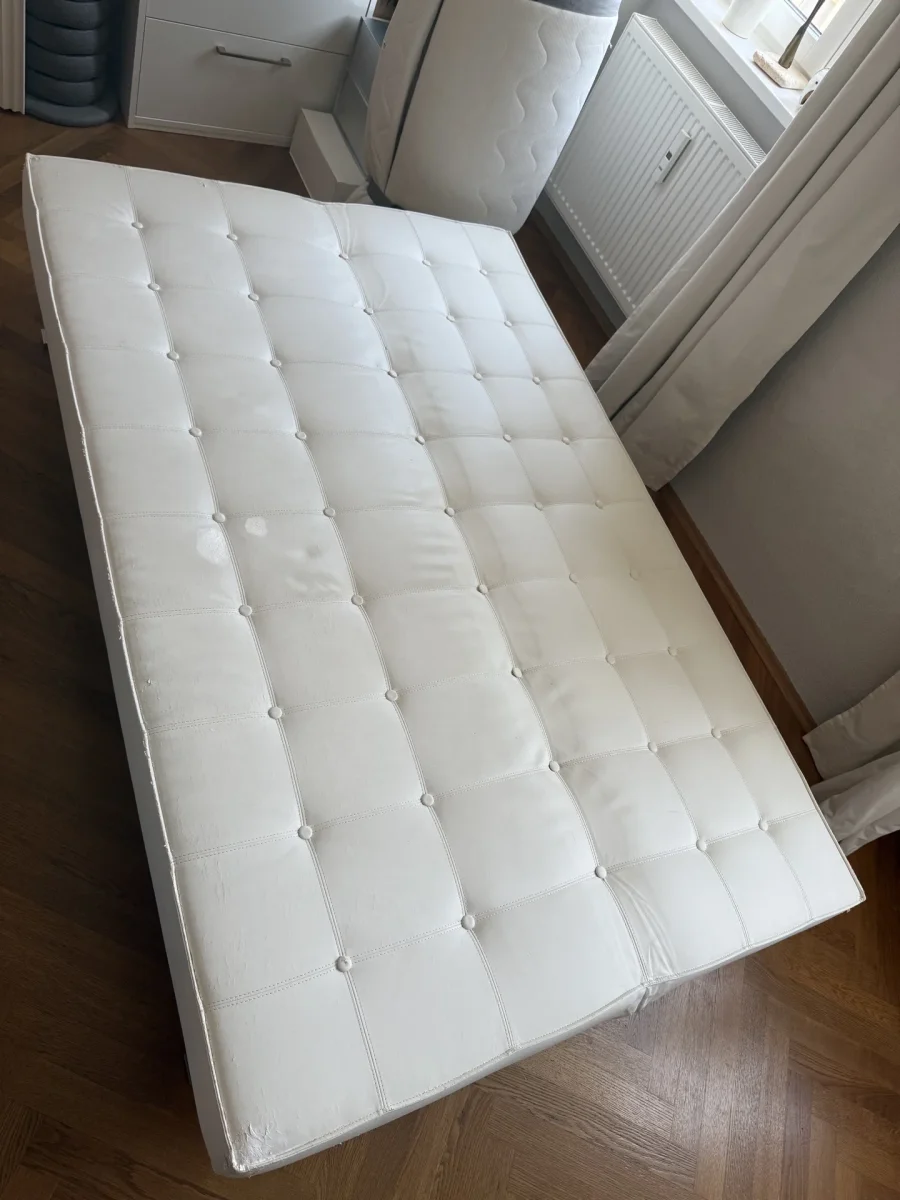 Zu VERSCHENKEN SELBSTABHOLUNG Designer Schlafcouch Weiß Maxvorstadt. Photo 4 of 4.