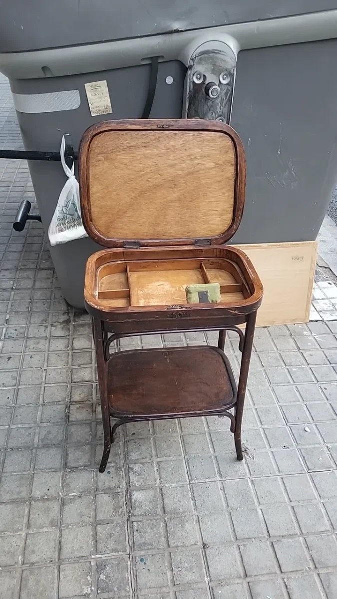 Encontrado: costurero antiguo. En Barcelona. Publicado por Roberta.