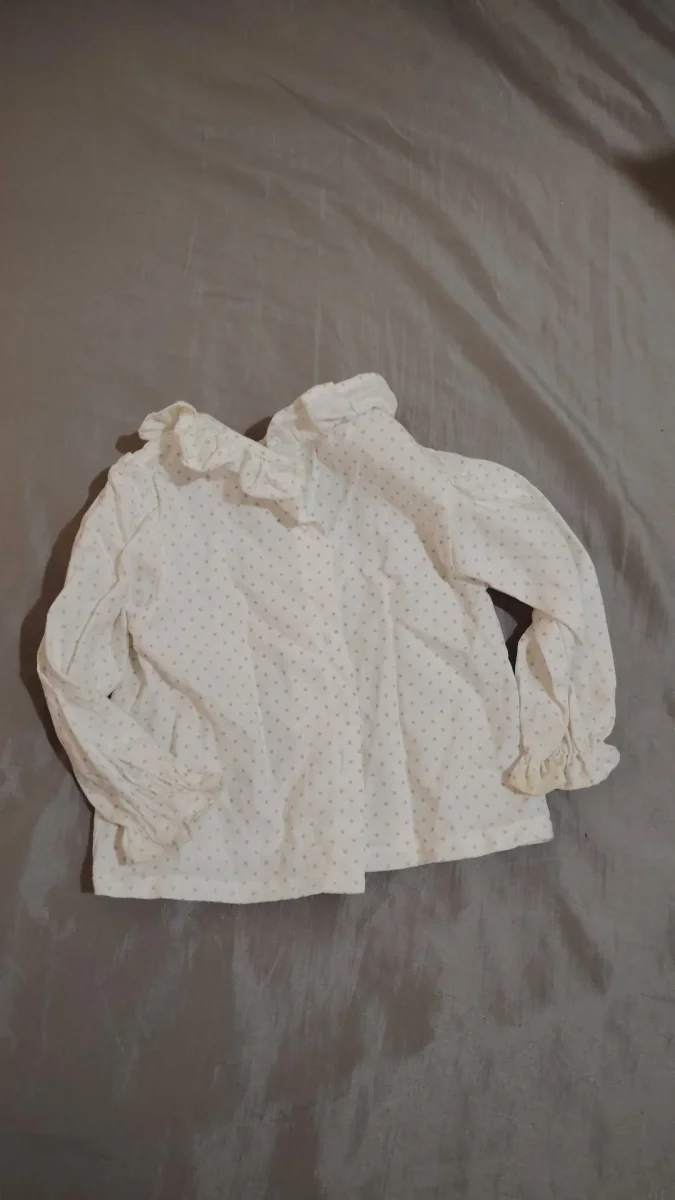 Se regala: camisa. En Valencia. Publicado por Ester.