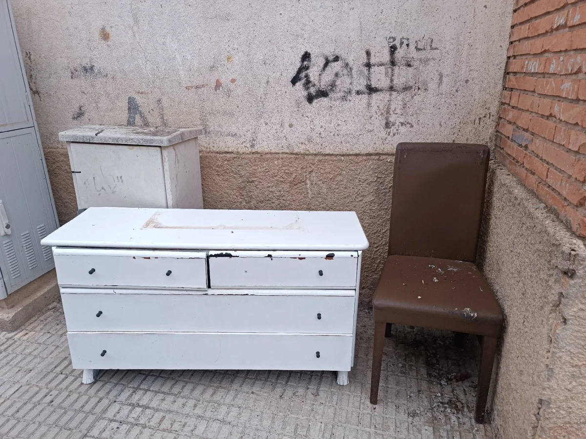 Encontrado: Cómoda y silla. En Hellín. Publicado por Ana.
