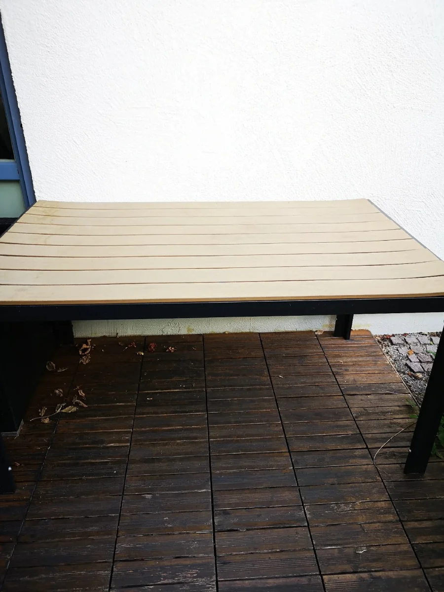 Zu verschenken: stabiler Tisch und Stühle für Terrasse/Garten zu verschenken. In Gröbenzell. Eingestellt von Andrea.