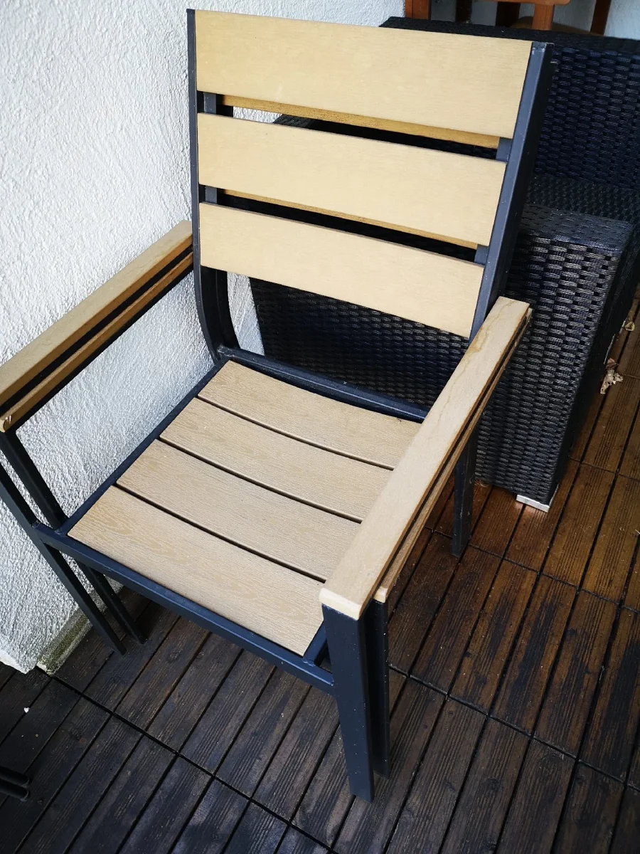 stabiler Tisch und Stühle für Terrasse/Garten zu verschenken. Foto 2 von 2.