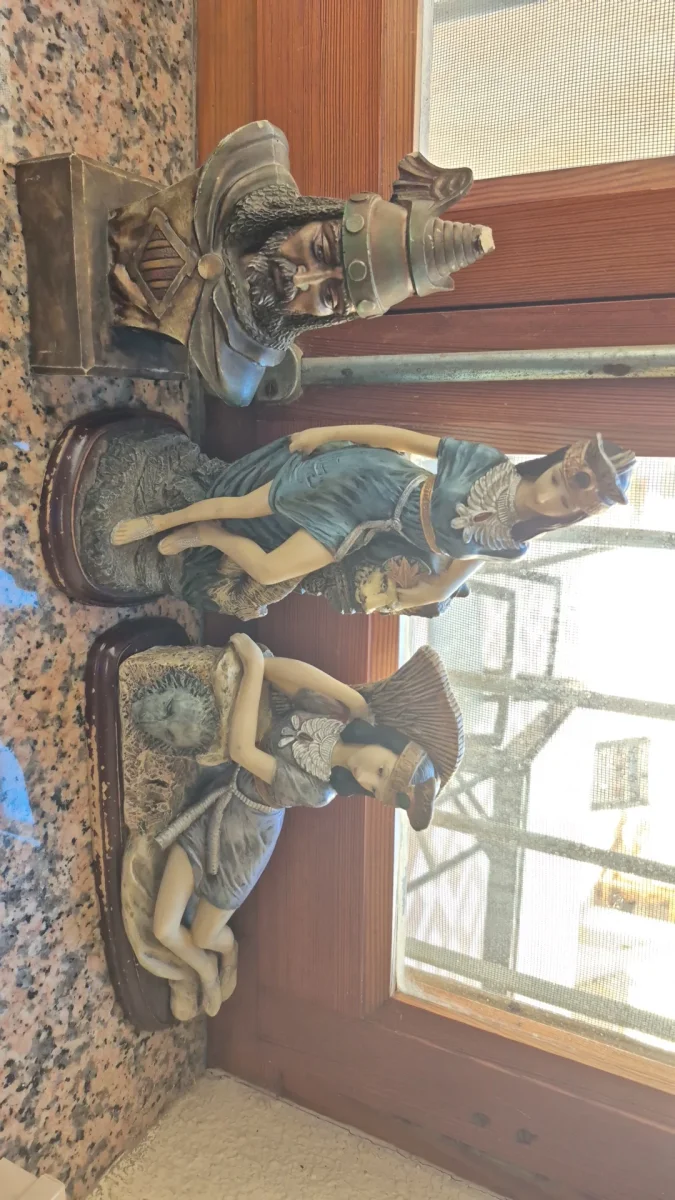 Giving away: Lote de 3 figuras decorativas de estilo egipcio y guerrero histórico. In Caudete. Posted by Loretta.