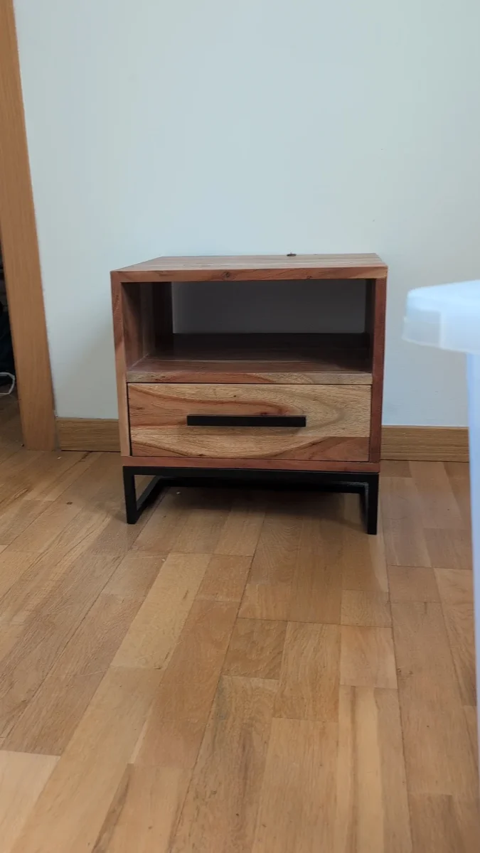 Se regala: Mesa de Noche + Lámpara. En Madrid. Publicado por Valentina.