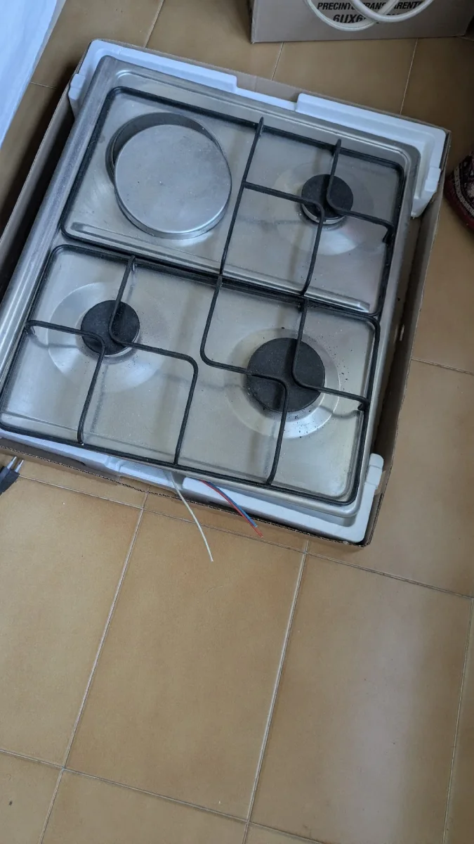 Se regala: estufa de gas 3 fuegos y 1 eléctrico. En Alicante. Publicado por Feriel.