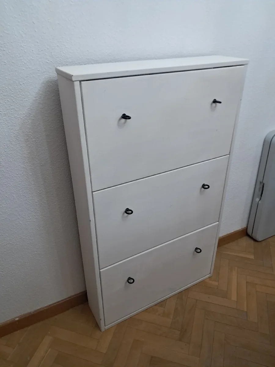 Se regala: mueble zapatero blanco. En Alcobendas. Publicado por Pedro.