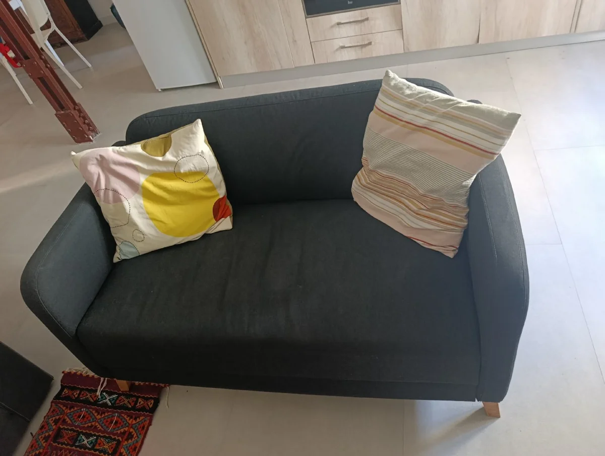 Se regala: sofa dos plazas ikea. En Madrid. Publicado por Anatoli.
