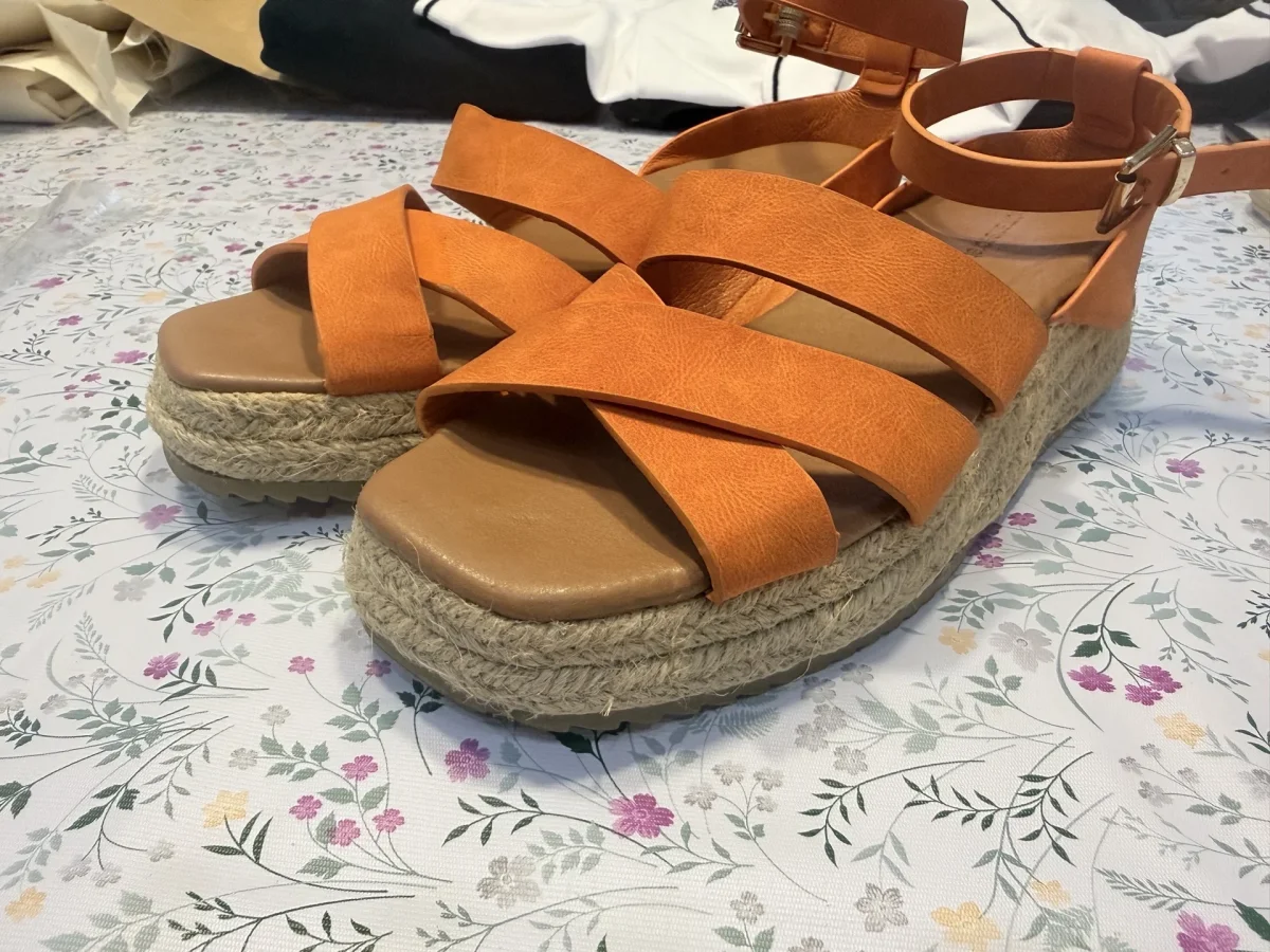 Se regala: sandalias mujer talla 37. En Valencia. Publicado por Lidia.