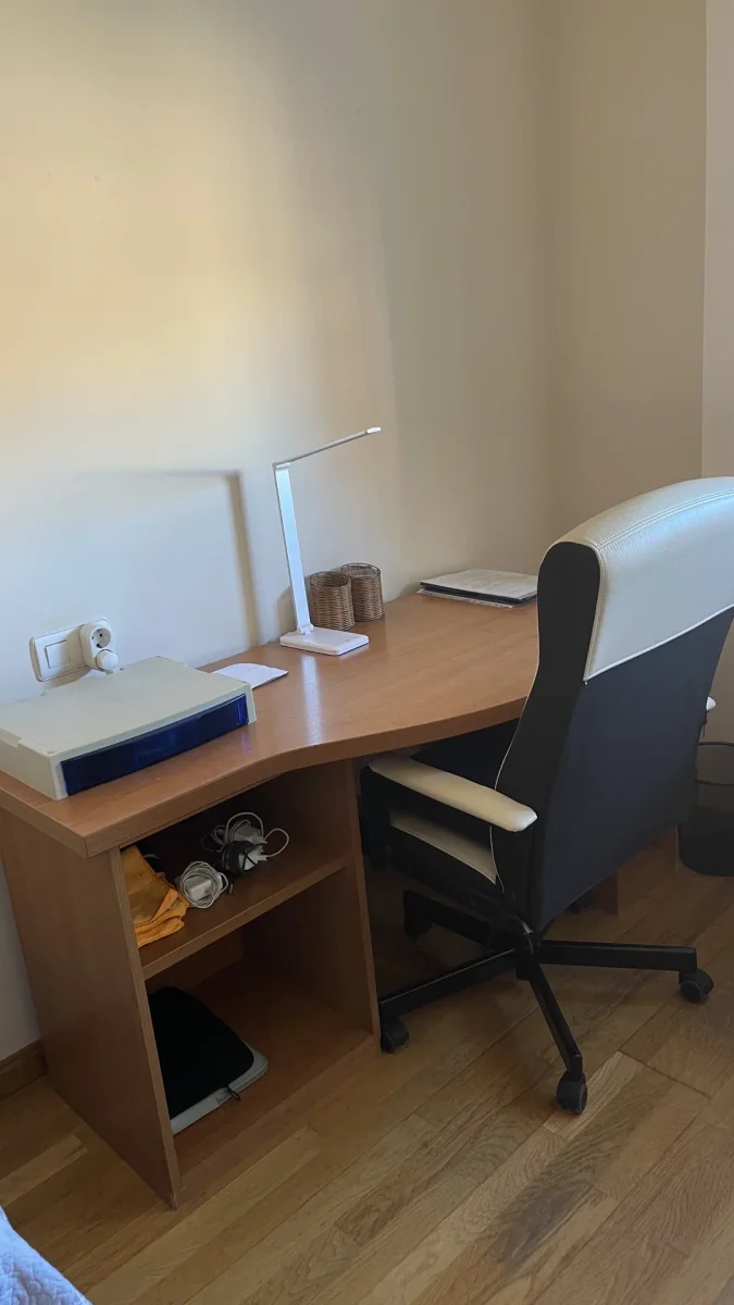Se regala: se regala mesa de trabajo con silla. En Valencia. Publicado por Matteo.