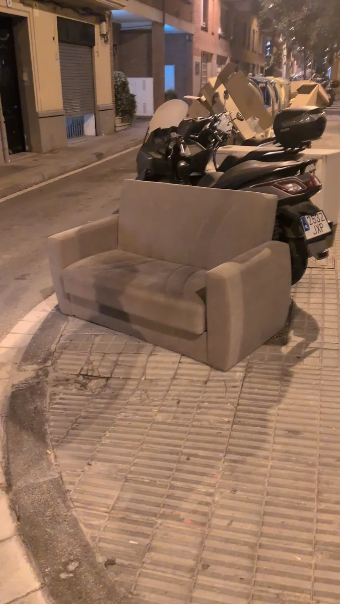 sofá de aprox 1,5m de largo. Foto 2 de 2.