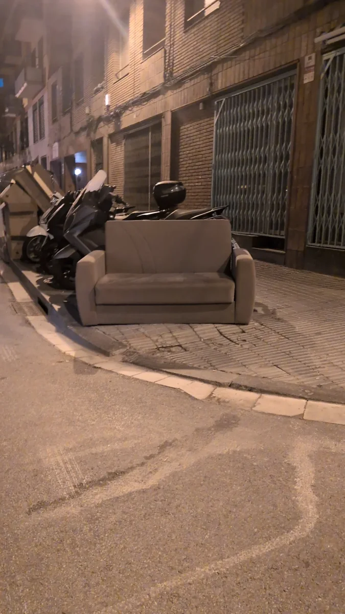 Encontrado: sofá de aprox 1,5m de largo. En Barcelona. Publicado por Buju.