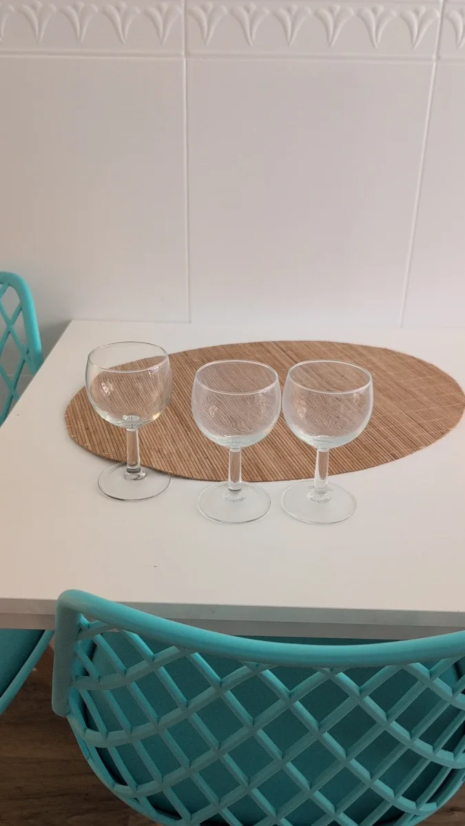 Se regala: Regalo 3 copas de vino. En València. Publicado por Borja.