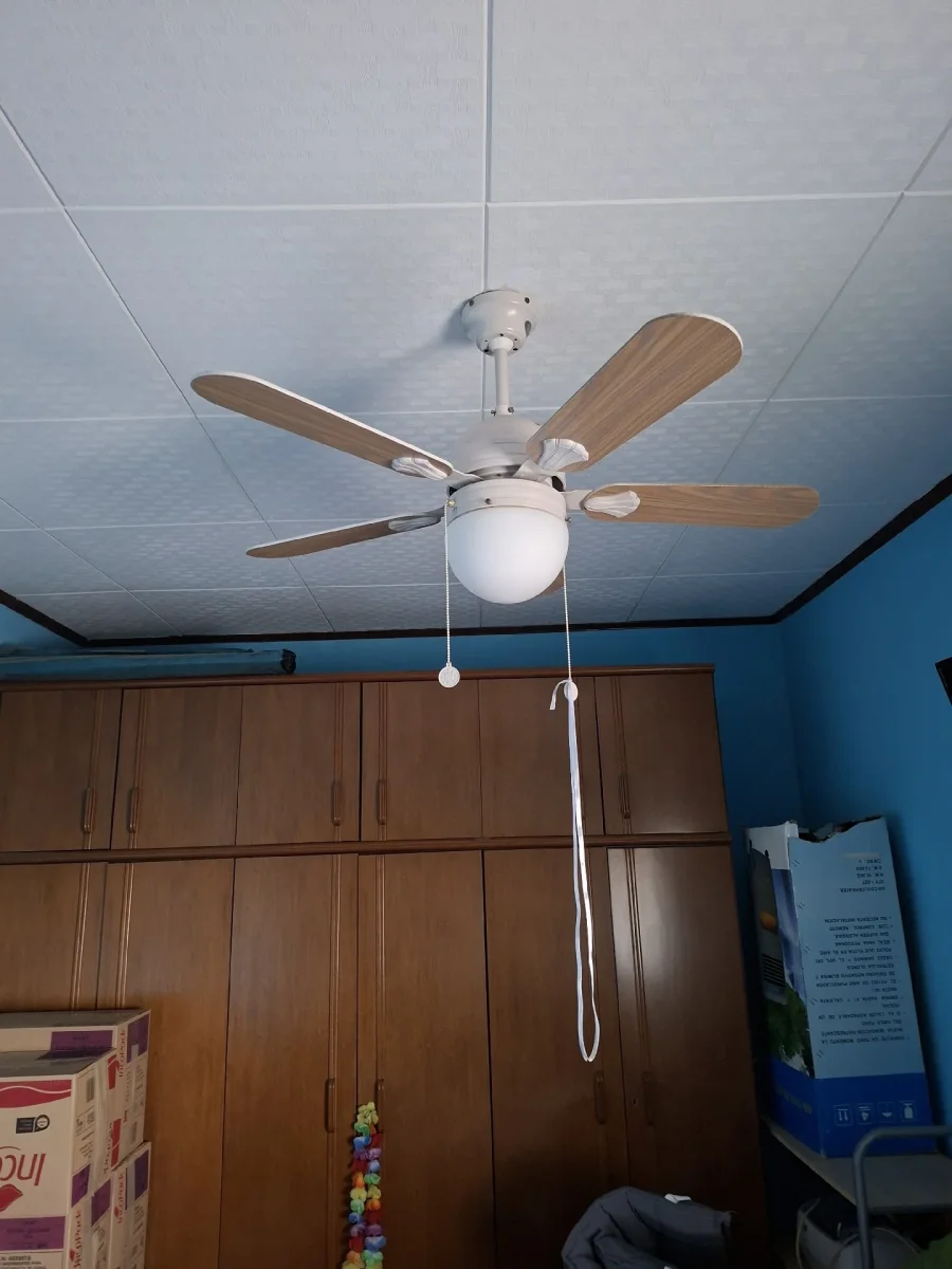 Se regala: ventilador de techo con luz. En Barcelona. Publicado por Eva.